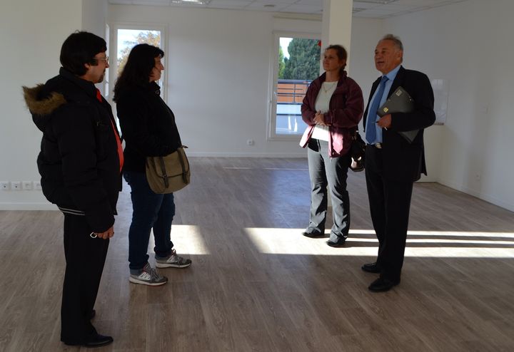 Le docteur G&eacute;rard Aoustin (&agrave; droite) fait visiter la toute nouvelle maison de sant&eacute; pluridisciplinaire de Drancy (Seine-Saint-Denis) &agrave; des kin&eacute;sith&eacute;rapeutes, le 13 octobre 2014. (MARIE-VIOLETTE BERNARD / FRANCETV INFO)