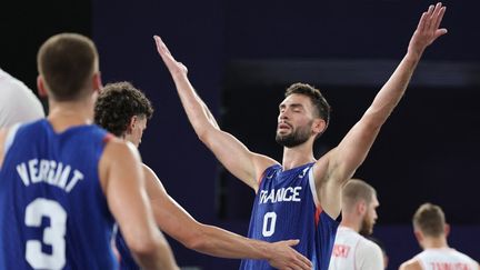 Les Bleus du basket 3x3 décrochent leur première victoire olympique face à la Pologne, les Françaises battues par la Chine