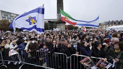 Des manifestants rendent hommage aux victimes du 7-Octobre, à Paris, le 6 octobre 2024. (STEPHANE DE SAKUTIN / AFP)