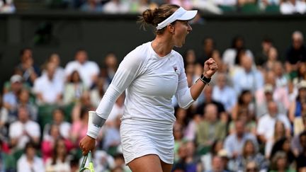 Barbora Krejcikova exulte en demi-finale de Wimbledon, le 11 juillet 2024. (STRINGER / ANADOLU)