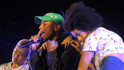 Pharrell Williams sur la scène Kerouac aux Vieilles Charrues 2016. 
 (FRED TANNEAU / AFP)