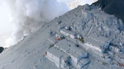 Les soldats et pompiers japonais m&egrave;nent des op&eacute;rations de sauvetage sur les flancs du mont Ontake couvert de cendres volcaniques, le 28 septembre 2014. (KYODO KYODO / REUTERS)