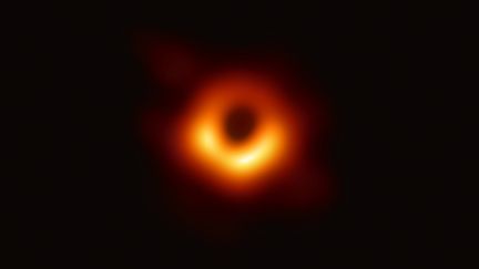 En 2019, les scientifiques obtenaient la première image, grâce à l'Event Horizon Telescope, d'un trou noir 6 millions de fois plus lourd que le Soleil. (EVENT HORIZON TELESCOPE / MAXPPP)