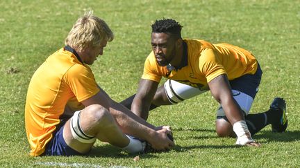 Le flanker sud-africain Siya Kolisi, capitaine des Springboks, et le flanker Pieter-Steph du Toit, s'entraînent le 28 mai 2018 au St Stithies College à Johannesburg. (CHRISTIAAN KOTZE / AFP)