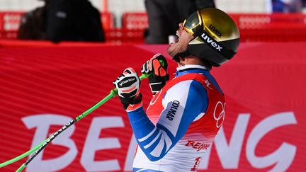 Johan Clarey à l'arrivée de la descente olympique des JO de Pékin, le 7 février 2022. (FRANCOIS-XAVIER MARIT / AFP)