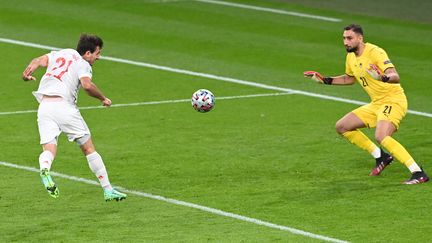 Le gardien italien Gianluigi Donnarumma face à Mikel Oyarzabal, le 6 juillet 2021 à Wembley. (FACUNDO ARRIZABALAGA / AFP)