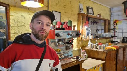 Ilya, exilé russe serveur dans un café d'Istanbul en Turquie, n'ira pas voter pour l'élection présidentielle russe 2024. (Marie-Pierre VEROT / RADIO FRANCE)