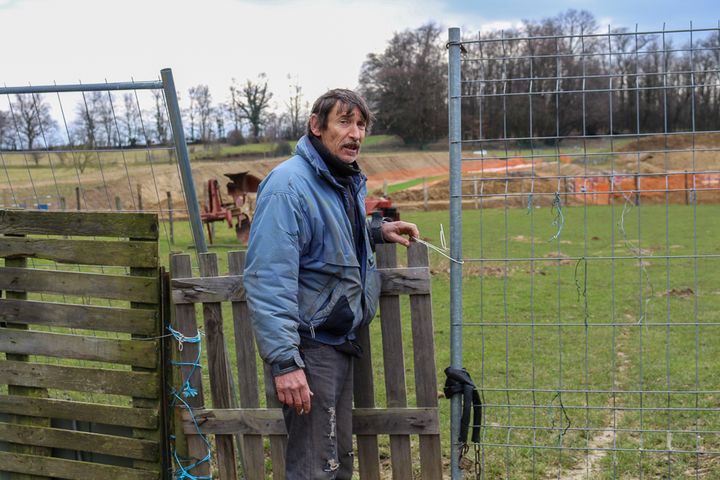 Philippe Layat sur une parcelle de sa propri&eacute;t&eacute;, d&eacute;sormais morcel&eacute;e, le 13 f&eacute;vrier 2015, &agrave; D&eacute;cines (Rh&ocirc;ne). (BENOIT ZAGDOUN / FRANCETV INFO)