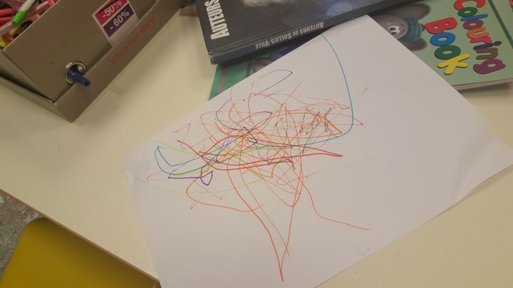 De nombreux coloriages sont éparpillés dans la salle d'attente (JULIETTE DUCLOS / FRANCETV INFO)