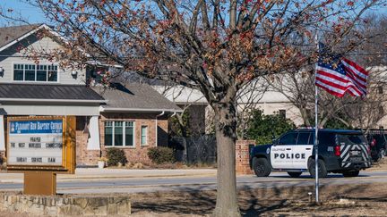 Une voiture de police devant la synagogue de Colleyville, au Texas (Etats-Unis), le 16 janvier 2022. (BRANDON BELL / GETTY IMAGES NORTH AMERICA VIA AFP)