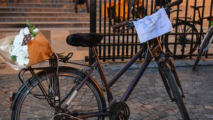 Des personnes se sont rassemblées en hommage à Paul, 27 ans, un cycliste renversé par une voiture il y a deux jours à Paris, le 16 octobre 2024. (Bertrand GUAY / AFP)