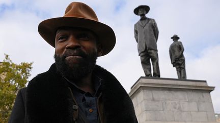 Une sculpture anti-colonialiste exposée à Trafalgar Square à Londres signée du sculpteur&nbsp;Samson Kambalu&nbsp; (DANIEL LEAL / AFP)