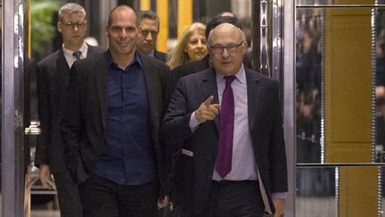 Le ministre des Finances grec, Yanis Varoufakis et son homologue fran&ccedil;ais, Michel Sapin, &agrave; Paris, dimanche 1 er f&eacute;vrier 2015.&nbsp; (PHILIPPE WOJAZER / REUTERS )