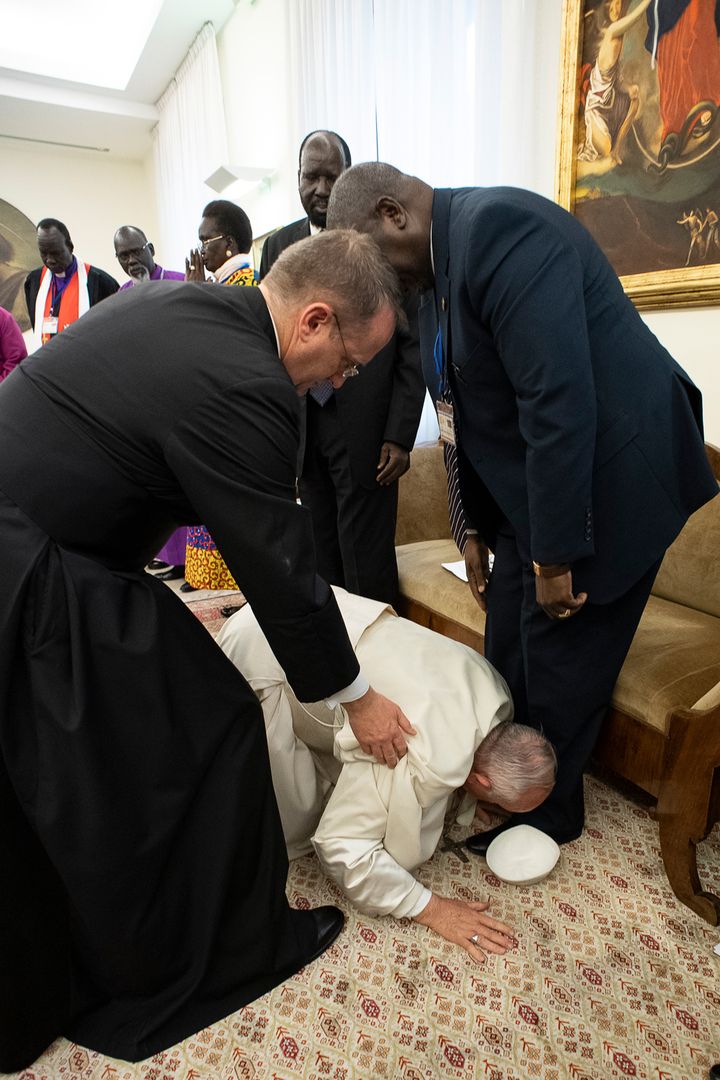 Le 11 avril, le pape François s'est agenouillé et a embrassé les pieds des dirigeants du Soudan du Sud, ici ceux de Riek Machar, à l'issue d'une retraite de deux jours pour les aider à consolider un accord de paix. (HANDOUT / VATICAN MEDIA)