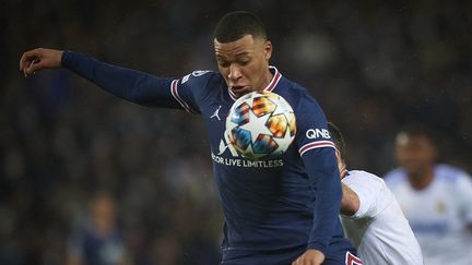 Kylian Mbappé, le 15 février 2022 lors du match contre le Real Madrid au Parc des princes. (JOSE BRETON / NURPHOTO / AFP)