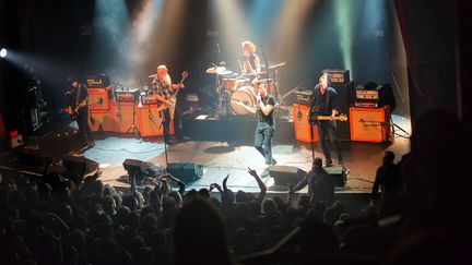 L'authentique photo du groupe américain&nbsp;Eagles of Death Metal avant l'attaque au Bataclan à Paris, le 13 novembre 2015. (MARION RUSZNIEWSKI / ROCK&FOLK / AFP)