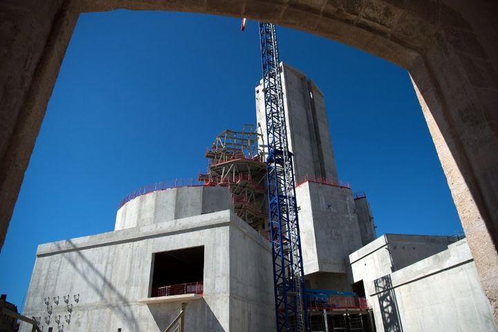 Chantier de la  tour de la fondation Luma imaginée par l'architecte Frak Gehry
