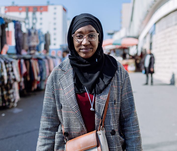 Kadidiata Konate pose devant le marché de Garges-lès-Gonesse (Val-d'Oise), le 23 mars 2022. (PIERRE MOREL / FRANCEINFO)