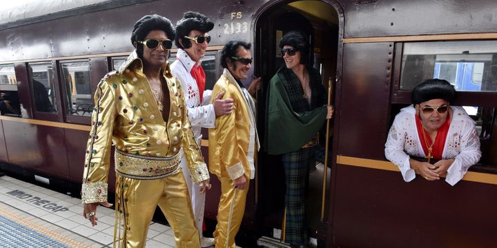 Des fans embarquent dans le "Elvis Express"
 (MICK TSIKAS/EPA/Newscom/MaxPPP)