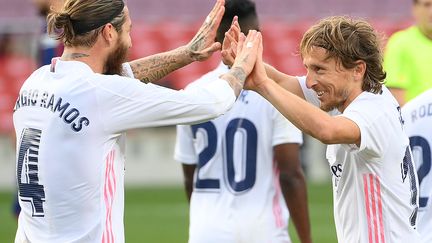 Sergio Ramos (à gauche) et Luka Modric après le troisième but du Real Madrid inscrit par le Croate. (LLUIS GENE / AFP)