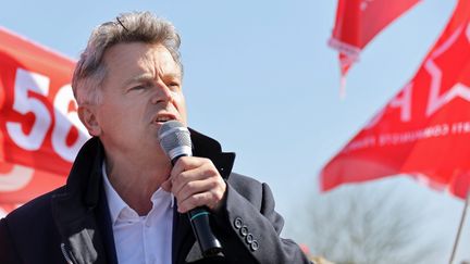 Fabien Roussel, secrétaire national du PCF, le 23 mars 2021&nbsp;devant la Fonderie de Bretagne&nbsp;à Caudan (Morbihan). (FRANCOIS DESTOC / MAXPPP)