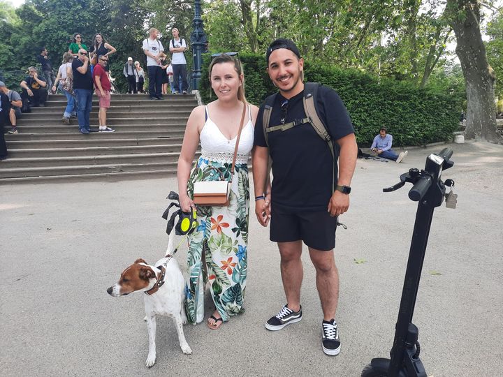 Océane Bermond (ici avec son compagnon) à Annecy (Haute-Savoie), le 8 juin 2023. Deux jours avant l'attaque, elle a vu le suspect alors qu'elle jouait avec son chien dans un parc. (RAPHAEL GODET / FRANCEINFO)