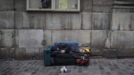 Un sans-abri, &agrave; Paris, le 6 avril 2015. (VALERIY MELNIKOV / RIA NOVOSTI / AFP)