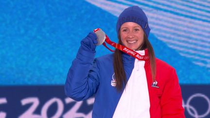 &nbsp;Anaïs Chevalier-Bouchet reçoit la médaille d'argent de l'individuel, mardi 8 février, après sa 2e place olympique acquise la veille. (FRANCE 3)