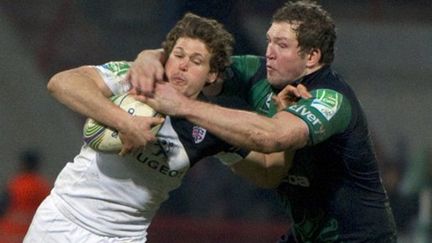 Luke Burgess (Toulouse) résiste au placage de Michael Swift (Connacht) (PASCAL PAVANI / AFP)