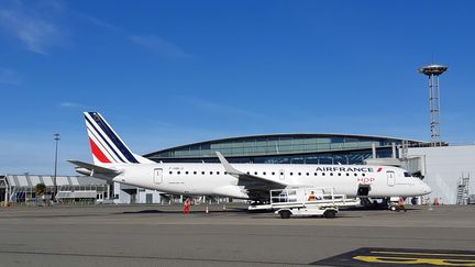 Un avion d'Air France, sur le tarmac de l'aéroport de Pau (Pyrénées-Atlantiques). (MATHIAS KERN / RADIO FRANCE)