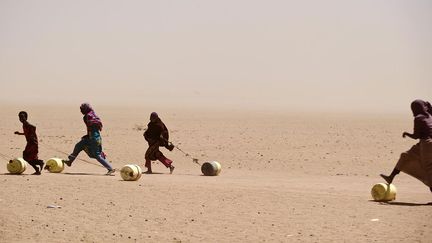 Celle-ci entraîne des famines en Somalie, en Ethiopie et au Kenya, menaçant plus de dix millions d’habitants.
 
Selon la FAO, comme elles surviennent à grande échelle et durent dans le temps, les sécheresses touchent plus de personnes, font plus de victimes et provoquent plus de déplacements de populations que n’importe quelle autre catastrophe naturelle (cyclones, inondations et séismes réunis).
 
Alors que sous l'effet du changement climatique, elles devraient augmenter, peu de pays se sont dotés de politiques efficaces pour lutter contre ce fléau. (REUTERS / Jakob Dall / Croix-Rouge danoise )