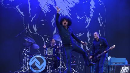 Le chanteur Cedric Bixler-Zavala, le guitariste Omar Rodriguez-Lopez et le batteur Tony Hajjar du groupe At The Drive-In, complètement survoltés lors de la passage à Rock en Seine vendredi 25 août.
 (Bernard Barbereau / FTV)