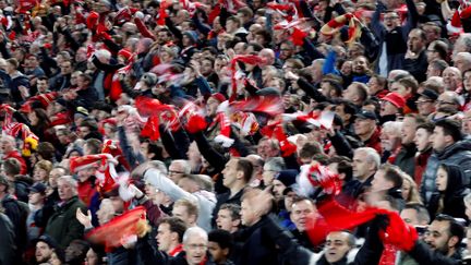 Des supporters à Liverpool (Royaume-Uni), mardi 24 avril 2018. (CARL RECINE / REUTERS)