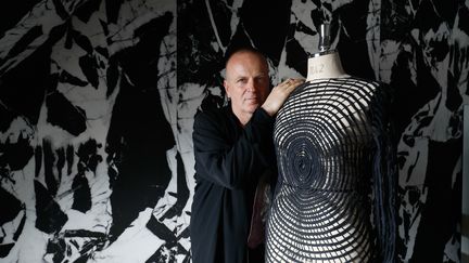 Le designer italien Maurizio Galante dans son atelier parisien, le 30 juin 2020. (FRANCOIS GUILLOT / AFP)