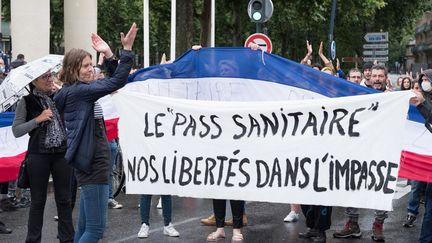 Un rassemblement contre le pass sanitaire à Toulouse (Haute-Garonne), le 14 juillet 2021.&nbsp; (THOMAS BARON / HANS LUCAS / AFP)