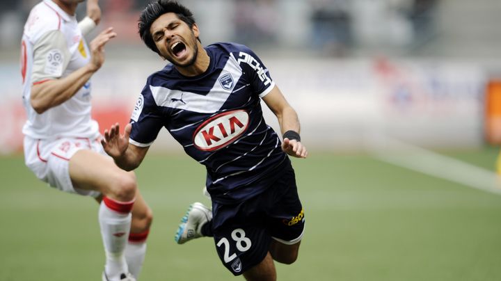 Le d&eacute;fenseur bordelais Beno&icirc;t Tr&eacute;moulinas fait un vol plan&eacute; apr&egrave;s un tacle lors du match de son &eacute;quipe &agrave; Nancy, le 15 avril 2012.&nbsp; (JEAN-CHRISTOPHE VERHAEGEN / AFP)