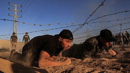 Des jeunes participent à un camp d'été de style militaire organisé par le Hamas, à Khan Yunis, dans le sud de la bande de Gaza, le 8 août 2023. (SAID KHATIB / AFP)