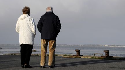 Un couple regarde la mer au Croisic (Loire-Atlantique). (ALAIN LE BOT / AFP)