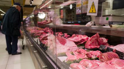 Un homme fait ses courses dans un rayon de supermarché, à Toulouse, le 25 février 2024. (FREDERIC SCHEIBER / HANS LUCAS / AFP)