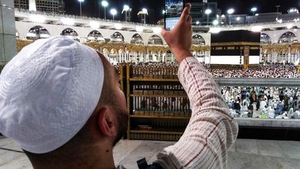 Photo d'un pèlerin qui effectue le hajj à La Mecque le 17 août 2018. (AHMAD AL-RUBAYE / AFP)