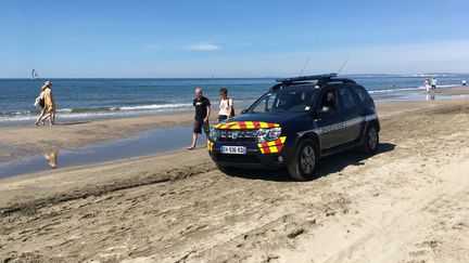 Des gendarmes et des policiers municipaux patrouillent sur les plages de la Grande-Motte en mai 2020 (illustration). (ELENA LOUAZON / FRANCE-BLEU HÉRAULT)