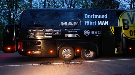 Le bus endommagé de l'équipe du Borussia Dortmund, après une explosion, à Dortmund (Allemagne), le 11 avril 2017. (INA FASSBENDER / DPA)