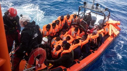 L'équipe de l'Ocean Viking, navire de SOS Méditerranée, a secouru le 20 mars 2021, 106 personnes au large de la Libye. (JEREMIE LUSSEAU / HANS LUCAS / AFP)