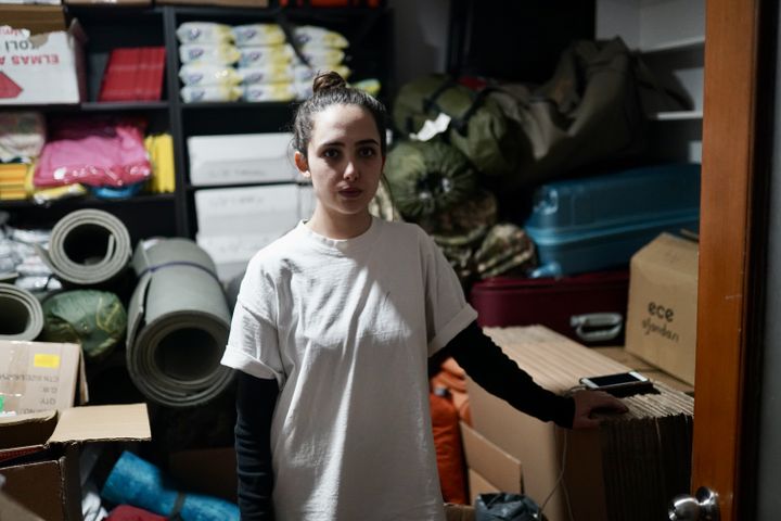 From Istanbul (Turkey), Birce, 28, helps collect donations for the victims of the February 6 earthquakes in Turkey and Syria.  (PIERRE-LOUIS CARON / FRANCEINFO)