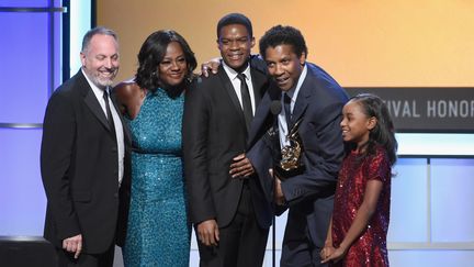 L'équipe du film "Fences" à la cérémonie des BET awards à Beverly Hills, le 17 février 2017. (KEVIN WINTER / GETTY IMAGES NORTH AMERICA)