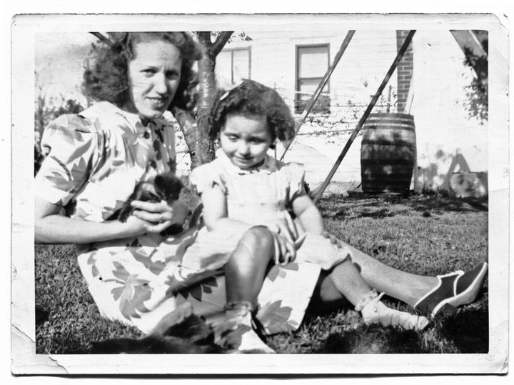 Joyce Carol Oates avec sa mère Carolina Oates dans le jardin de Millersport, mai 1941
 (Fred Oates)