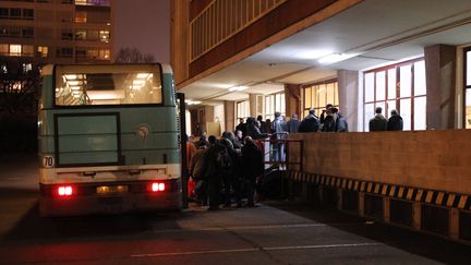 Des sans-abris, pris en charge par le Samu social, arrivent&nbsp;en bus dans le centre d'hébergement d'urgence La Boulangerie.&nbsp; (JACQUES DEMARTHON / AFP)