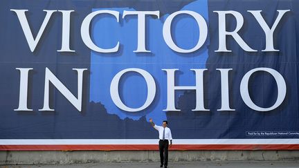 J-12 #TEAMROMNEY Le candidat r&eacute;publicain Mitt Romney en visite dans une usine de Worthington (Ohio), le 25 octobre 2012. (EMMANUEL DUNAND / AFP)