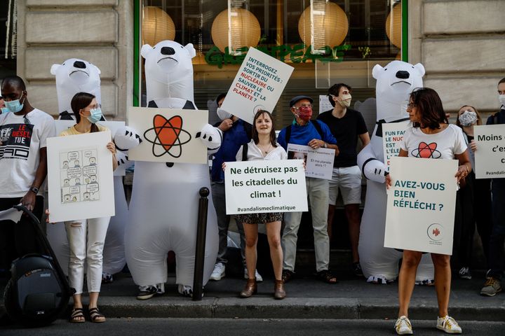 Un rassemblement pro-nucléaire devant le siège de Greenpeace à Paris, le 29 juin 2020. (THOMAS SAMSON / AFP)