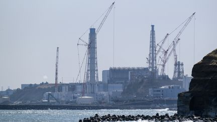 La centrale nucléaire Fukushima Daiichi (de TEPCO) vue depuis la côte de la ville de Futaba, le 10 mars 2021, à la veille du 10e anniversaire de la catastrophe nucléaire. (KAZUHIRO NOGI / AFP)